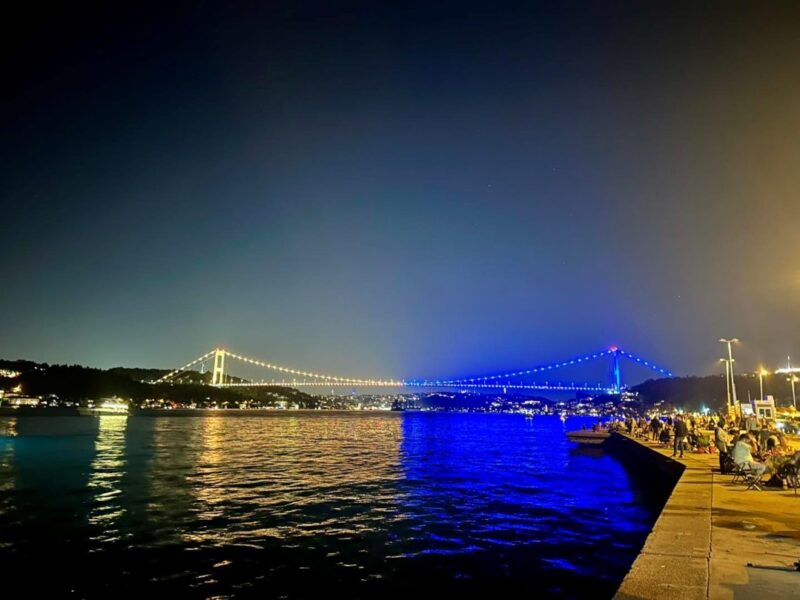 Туреччина оздобила вежу і міст у синьо-жовті барви