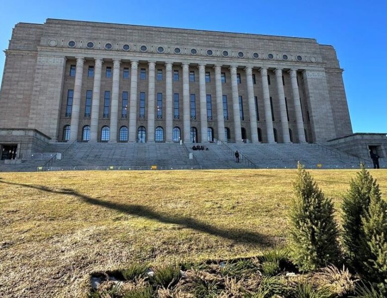 У будівлі парламенту Фінляндії знайшли мертвим депутата