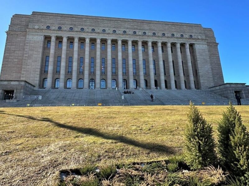 У будівлі парламенту Фінляндії знайшли мертвим депутата