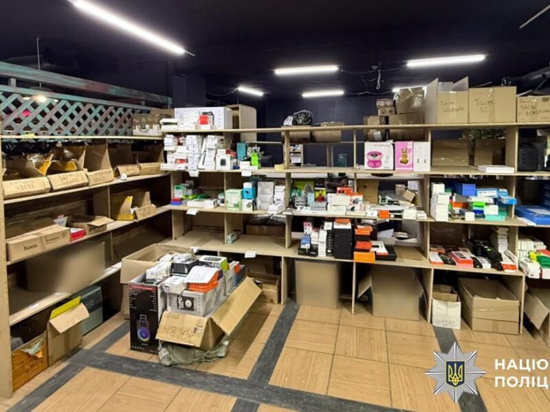 У Дніпрі викрили схему продажу фейкових гаджетів відомого бренду