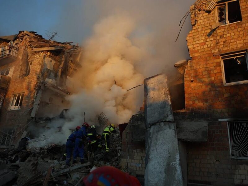 У Києві під завалами знайшли трьох людей