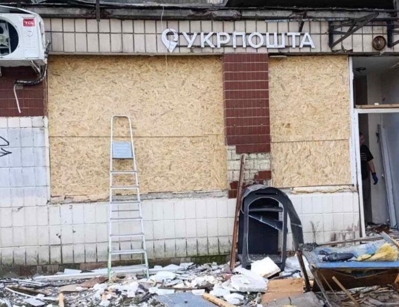 У Києві російський удар знищив відділення Укрпошти