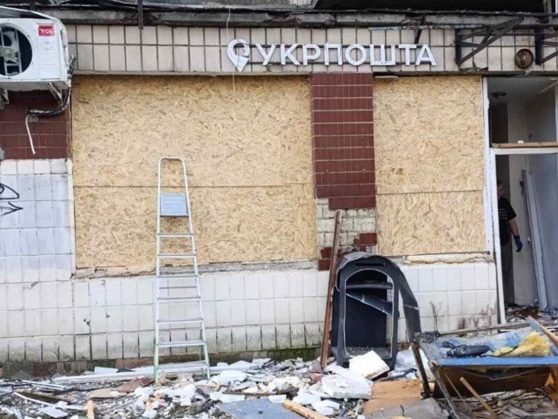У Києві російський удар знищив відділення Укрпошти