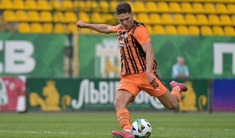 У матчі Шахтаря з Вересом рівненські фани поспівчували втраті батька гравця