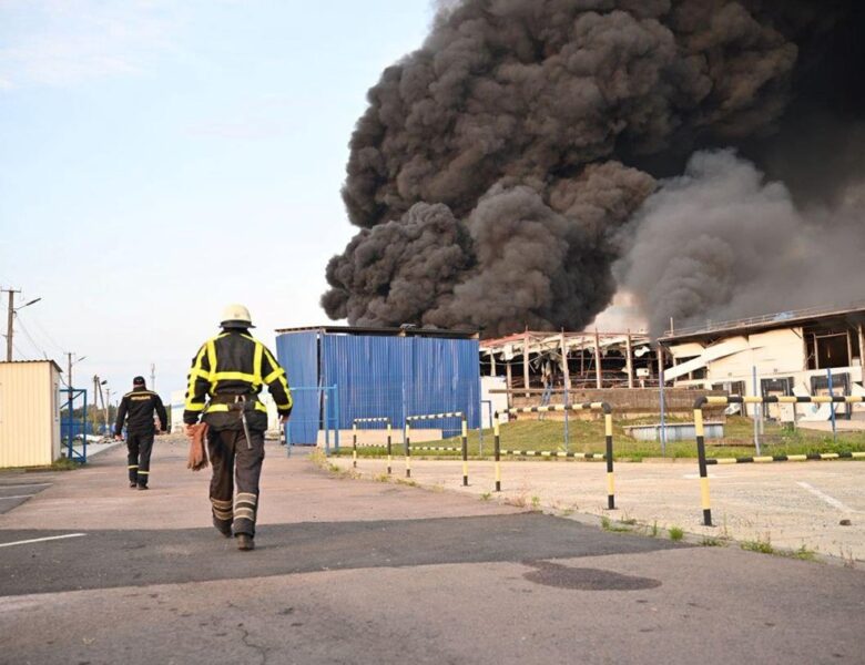 У Мукачеві триває ліквідація пожежі після атаки РФ
