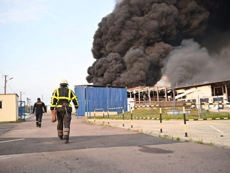 У Мукачеві триває ліквідація пожежі після атаки РФ