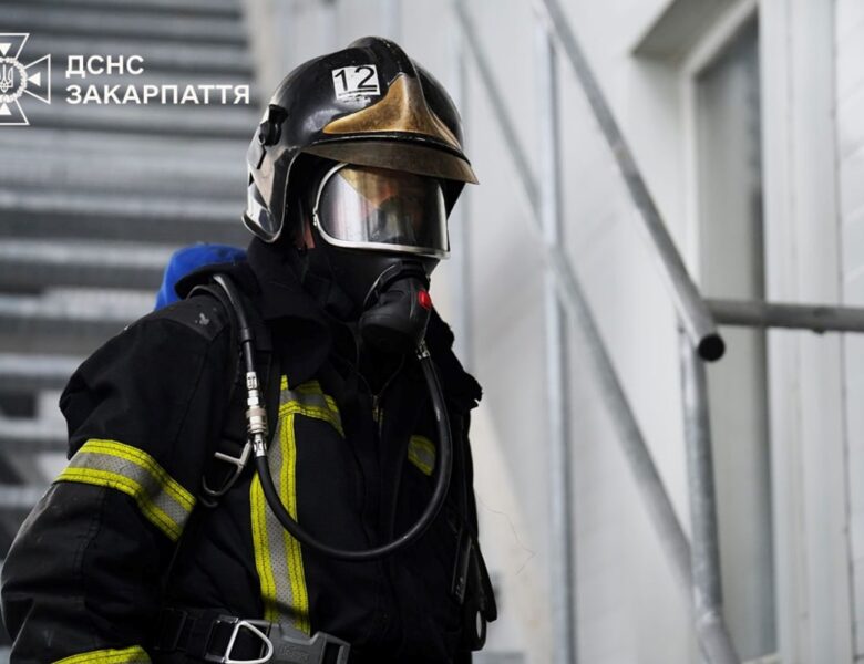 У Мукачево на третю добу загасили пожежу після удару РФ