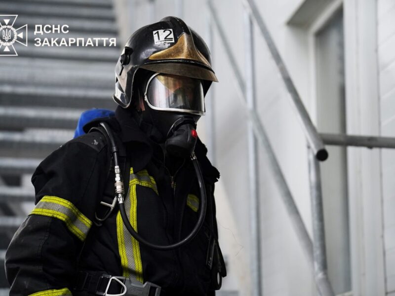 У Мукачево на третю добу загасили пожежу після удару РФ