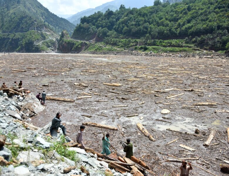 У Пакистані через повені зникли безвісти сотні людей