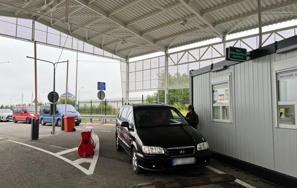 У пункті пропуску Краківець призупинено пропуск транспорту