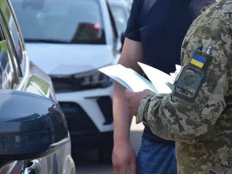 У Рівному шість осіб заблокували авто ТЦК і вимагали віддати мобілізованого