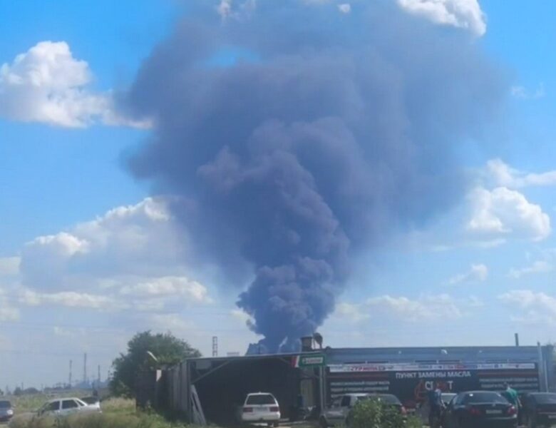 У російському місті повідомляють про пожежу в районі НПЗ