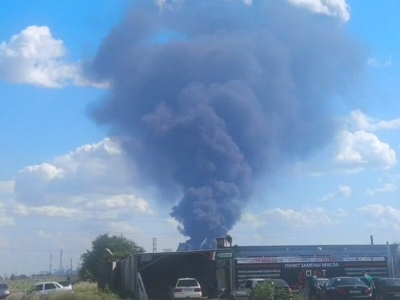 У російському місті повідомляють про пожежу в районі НПЗ