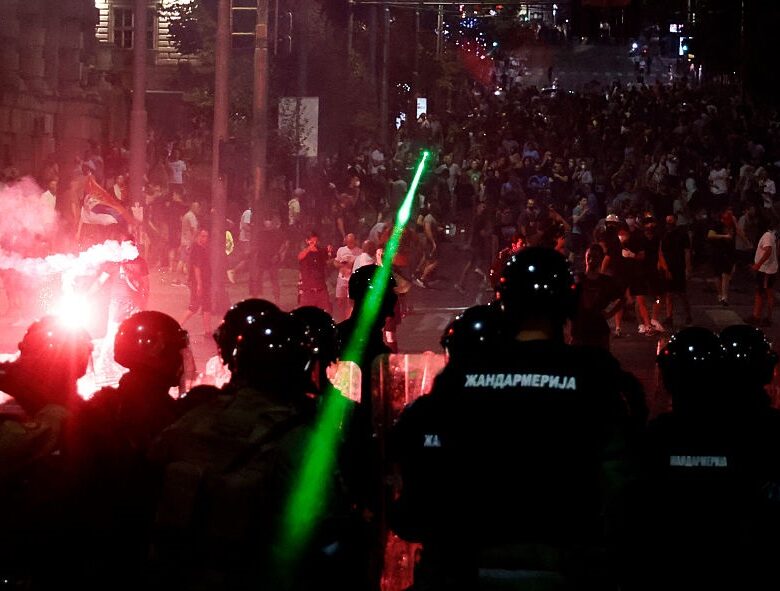 У Сербії протестувальники підпалили офіс партії Вучича