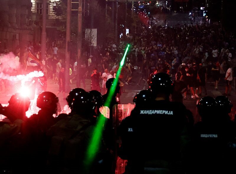 У Сербії протестувальники підпалили офіс партії Вучича