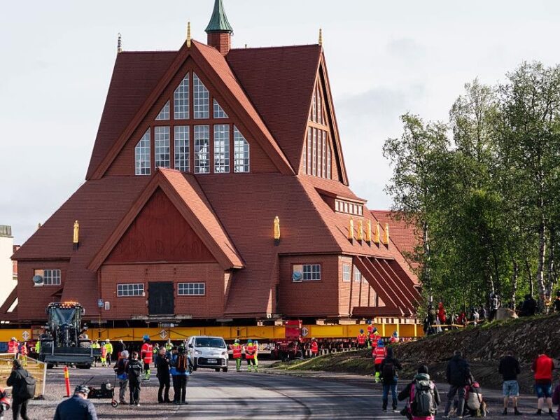 У Швеції перевозять на нове місце 600-тонну старовинну церкву