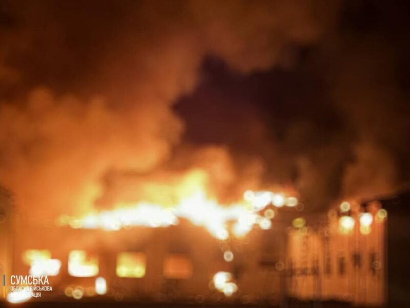У Сумах після удару БПЛА спалахнула пожежа