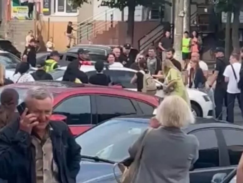 У Вінниці мітингувальники “відбили” ухилянта у ТЦК