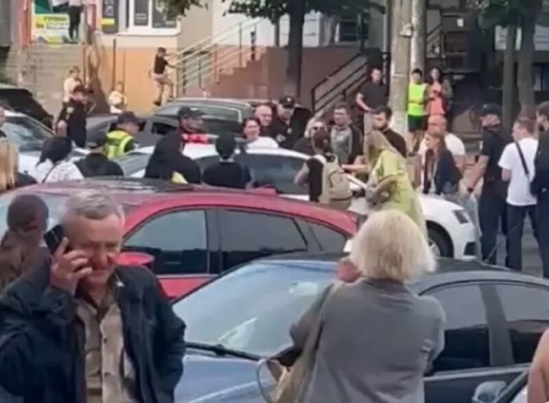 У Вінниці мітингувальники “відбили” ухилянта у ТЦК