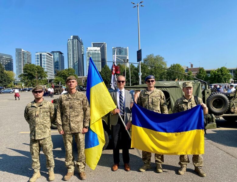 Українські армійці долучилися до військового параду Канади