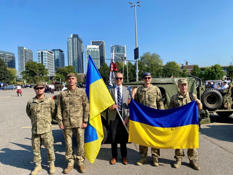 Українські армійці долучилися до військового параду Канади