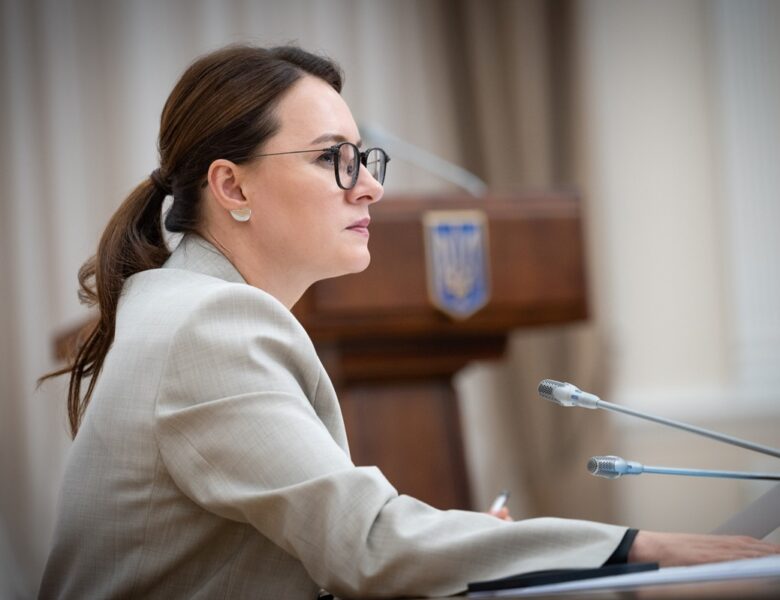 Уряд дозволить виїзд молодим українцям