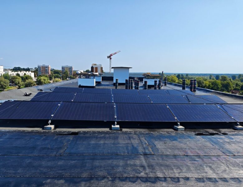 В Бородянці під Києвом на відновлені будинки встановлюють сонячні панелі