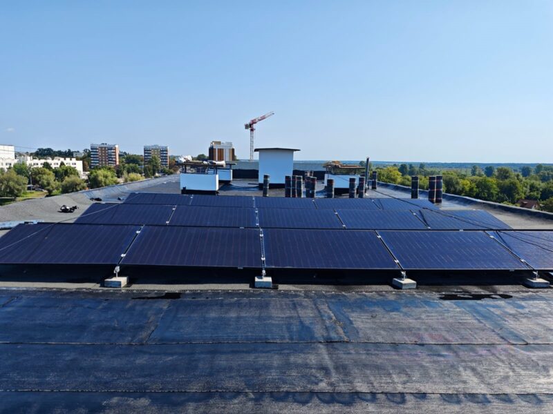 В Бородянці під Києвом на відновлені будинки встановлюють сонячні панелі