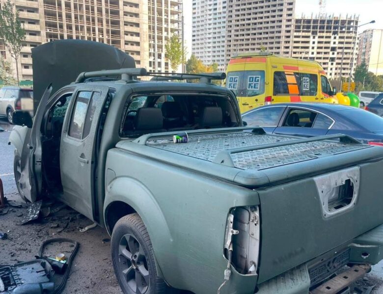 В Києві через невідомий пристрій вибухнуло авто