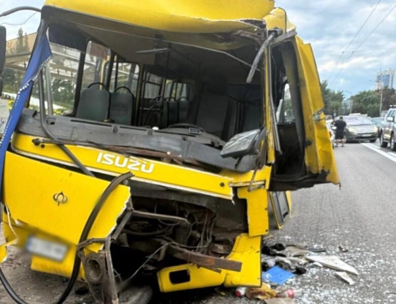 В Києві маршрутка врізалася в автобус на зупинці