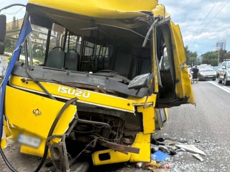 В Києві маршрутка врізалася в автобус на зупинці