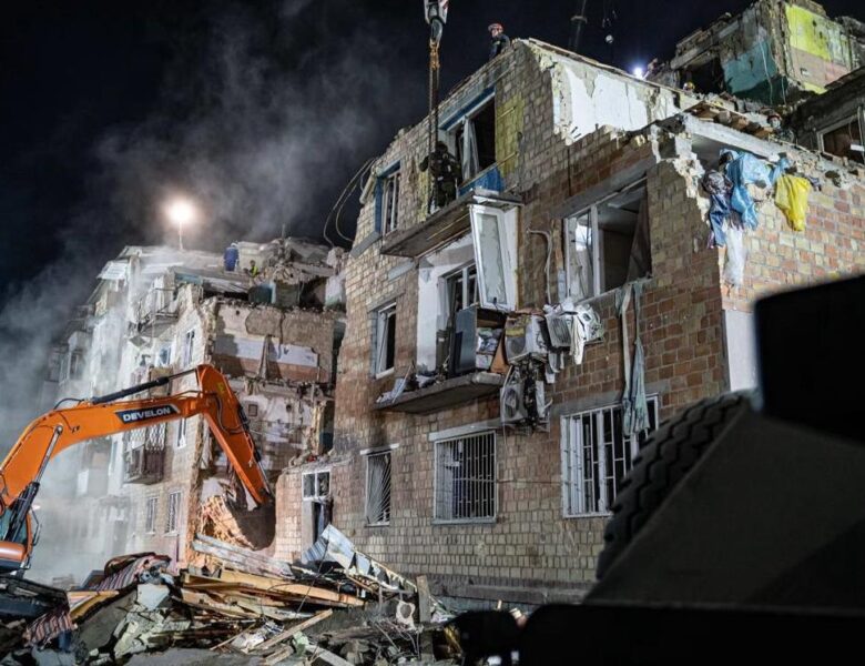 В Києві понад добу триває рятувальна операція