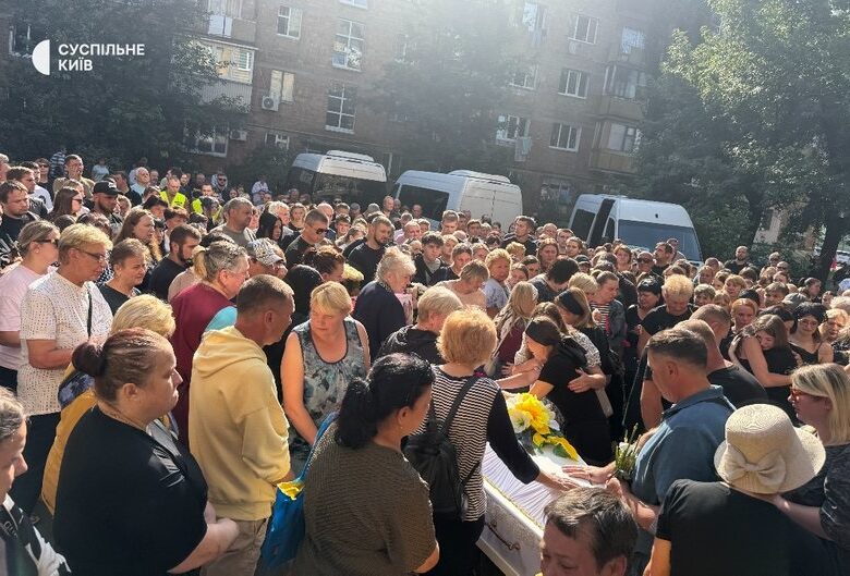 В Києві проводжають в останню дворічну Ангеліну та її маму