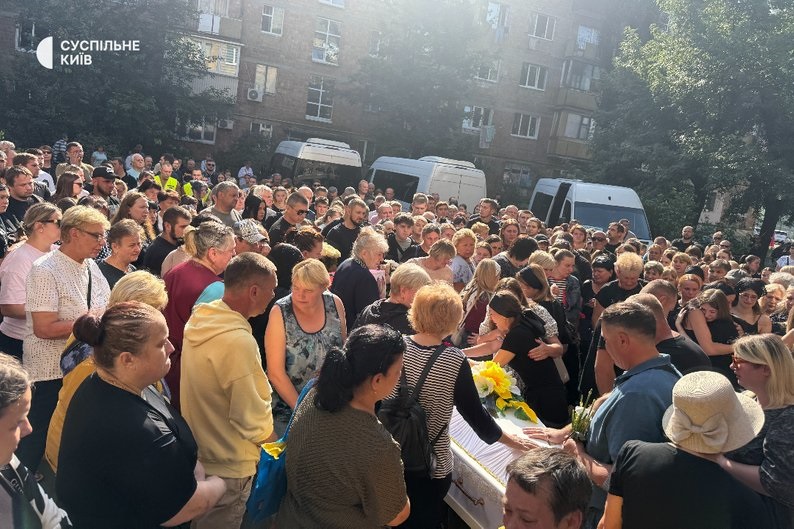 В Києві проводжають в останню дворічну Ангеліну та її маму