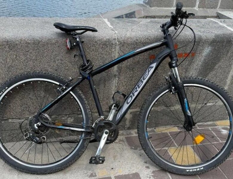 В Києві зіткнулися два велосипедисти: один з них потрапив під колеса авто