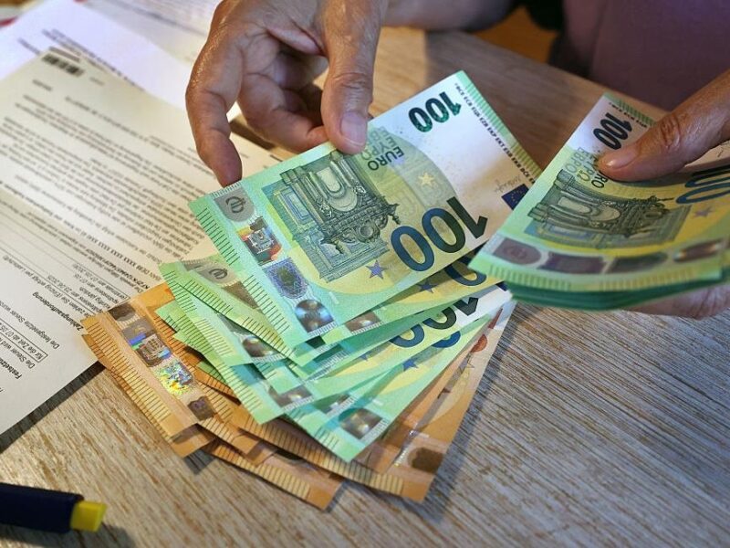 В Україну вперше ввезли більше готівкових євро ніж доларів