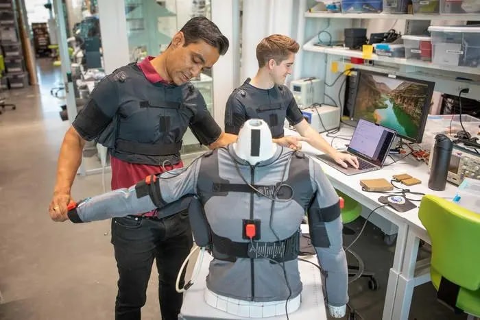 Вчені створили жилет, що допомагає відновити рухливість після інсульту