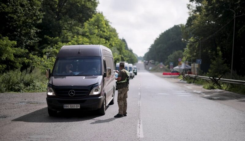 Виїзд закордон до 22 років: які документи потрібні