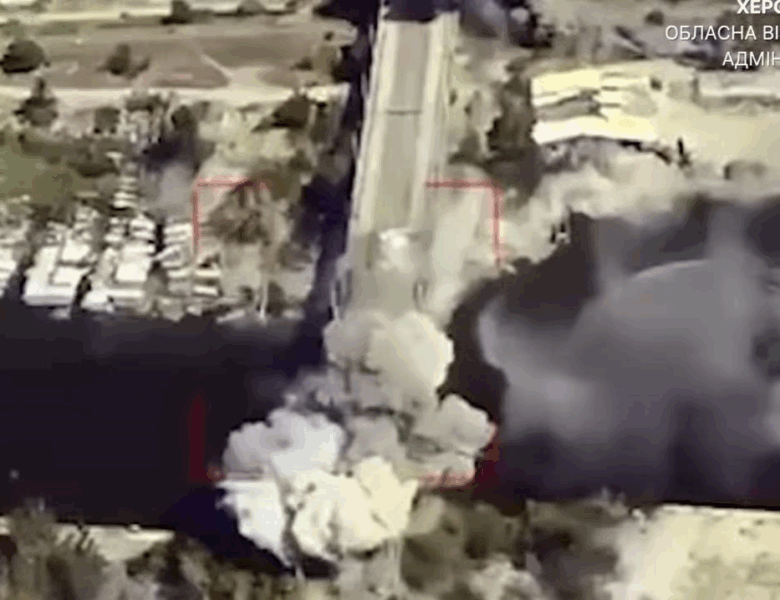 З’явилися кадри влучань КАБів по мосту у Херсоні