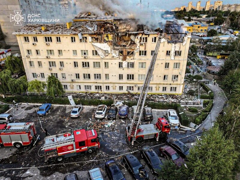 З’явилося відео удару по багатоповерхівці Харкова