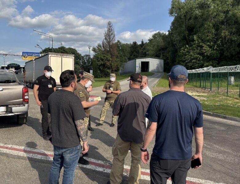 З’явились фото видворених зі США українських мігрантів