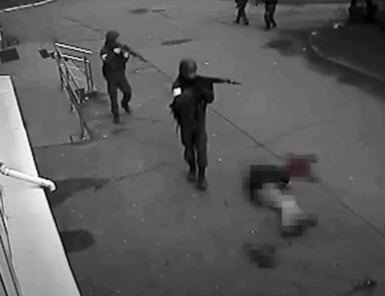 ЗМІ показали нові кадри розстрілу цивільного в Бучі та мародерства армії РФ