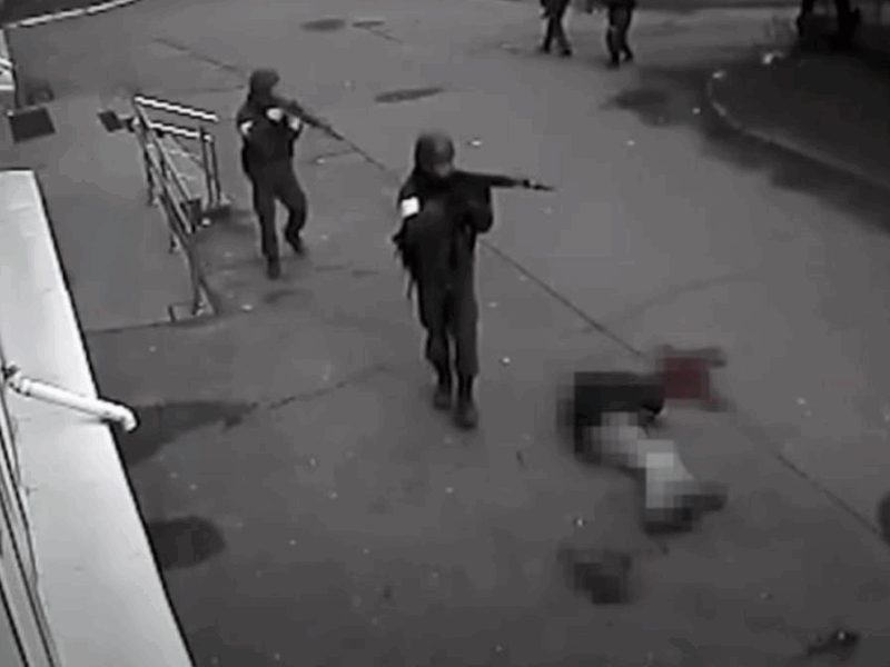 ЗМІ показали нові кадри розстрілу цивільного в Бучі та мародерства армії РФ