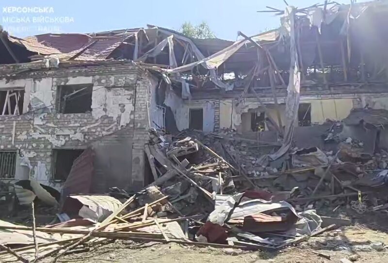 Зранку РФ вдарила по Херсону: є загиблі і поранені