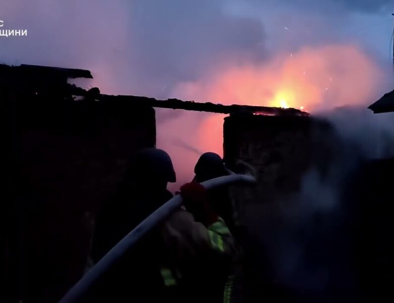 Сумщина: рятувальники ліквідували пожежу в житловому секторі, спричинену черговою російською атакою