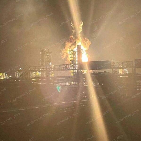 Атака дронів: у Леніградській області горить НПЗ