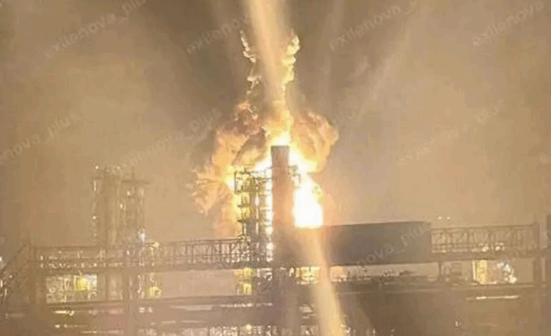 Атаки дронів порушили роботу НПЗ та нафтового порту в РФ – ЗМІ