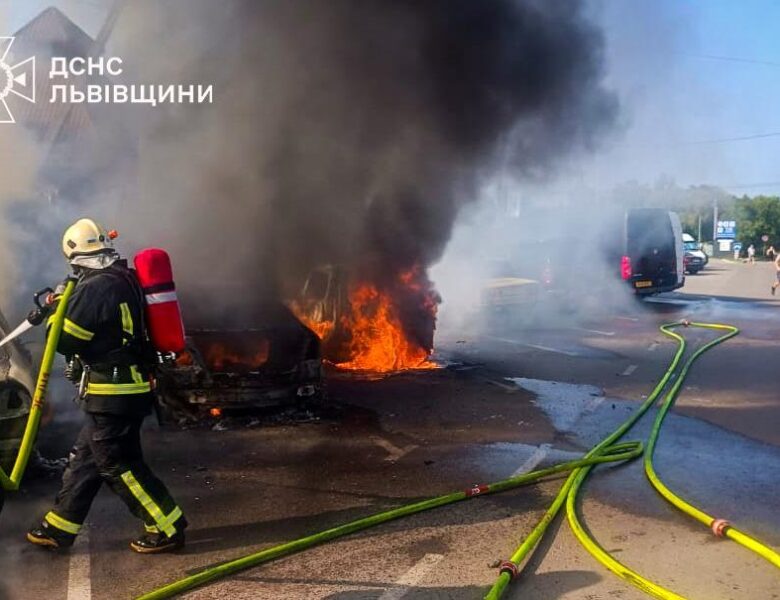 Біля кордону з Польщею згоріли сім автомобілів