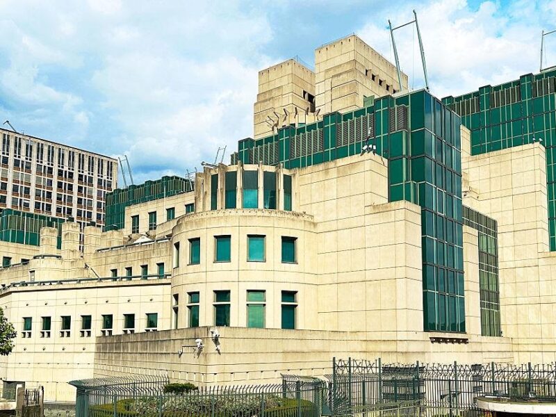 Британія запустить портал для залучення шпигунів на території Росії