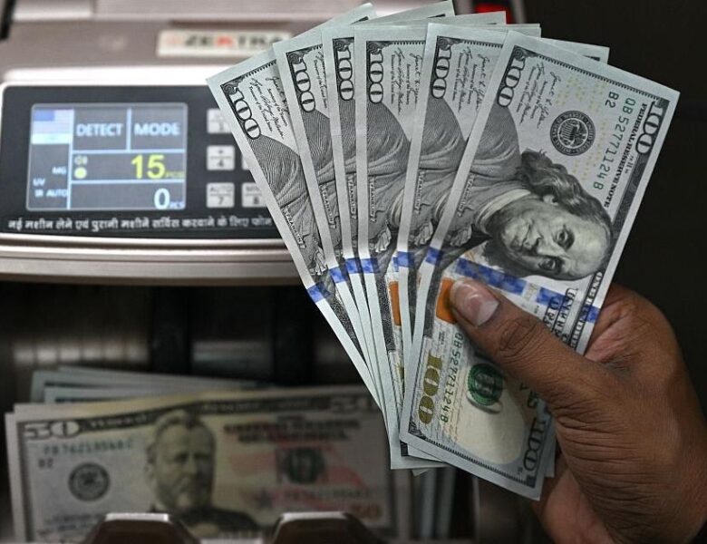 Частка долара у міжнародних розрахунках впала до мінімуму з 2024 року